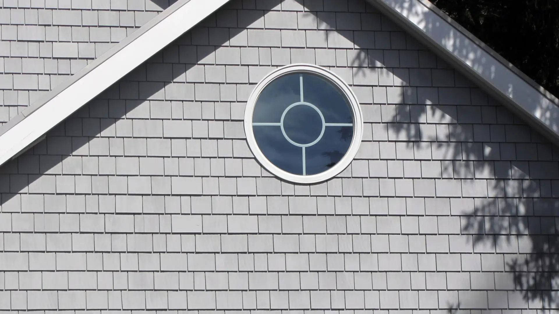 roofers in my area for gray shake siding installation in Fernandina Beach, FL | Universal Roofing & Contracting