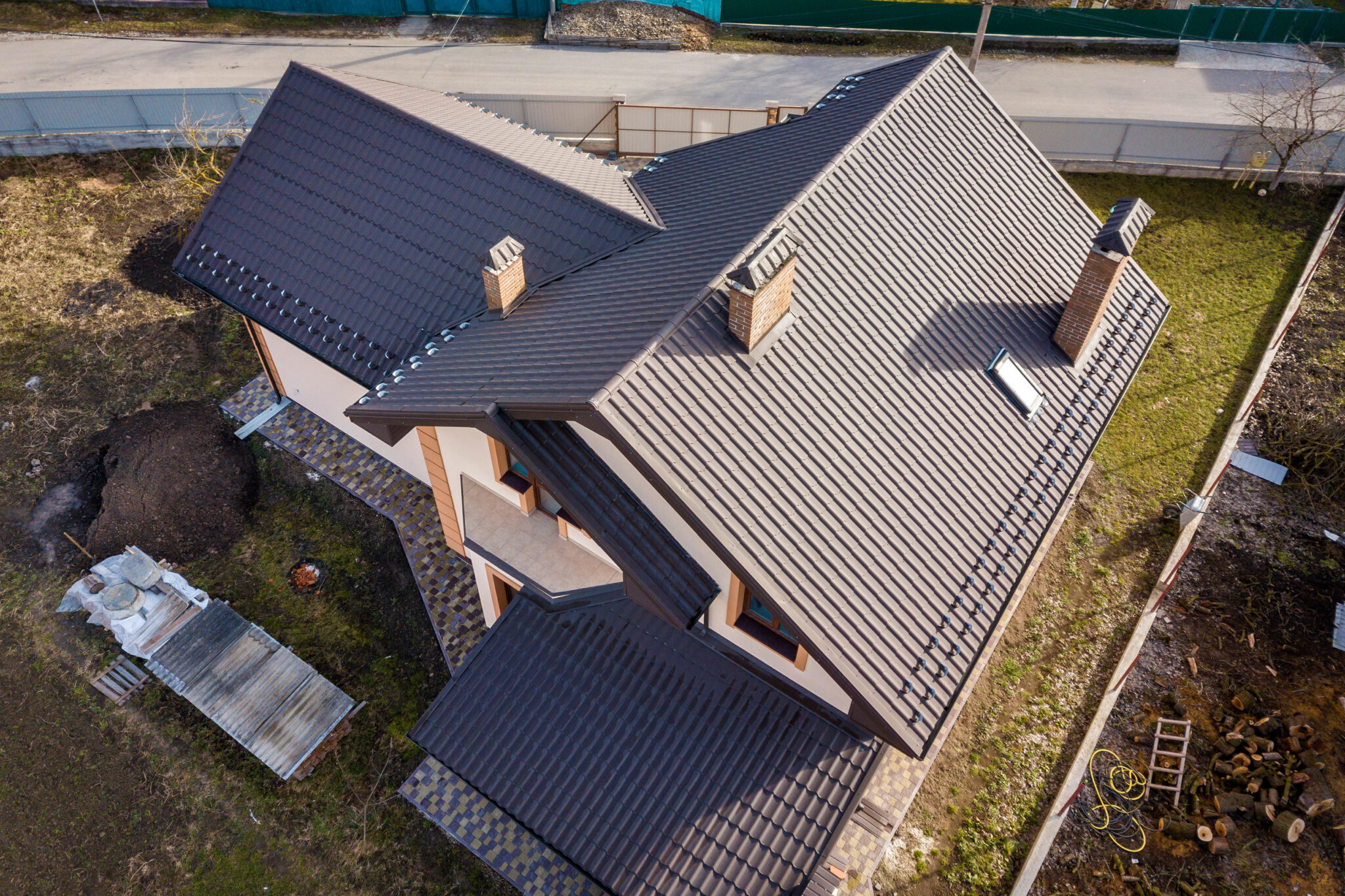 Brown standing seam metal roof on home in Indialantic, FL, installed by Universal Roof & Contracting